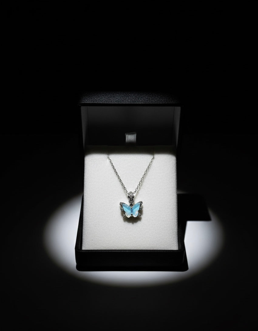 Karıma hologram kelebek kolye çarpıcı not ve kutulu