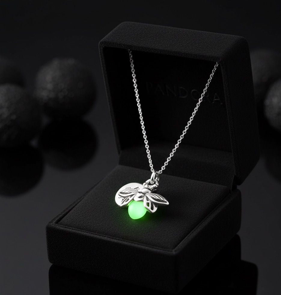 Karanlıkta Parlayan Çarpıcı Not ve Kutulu Kolye